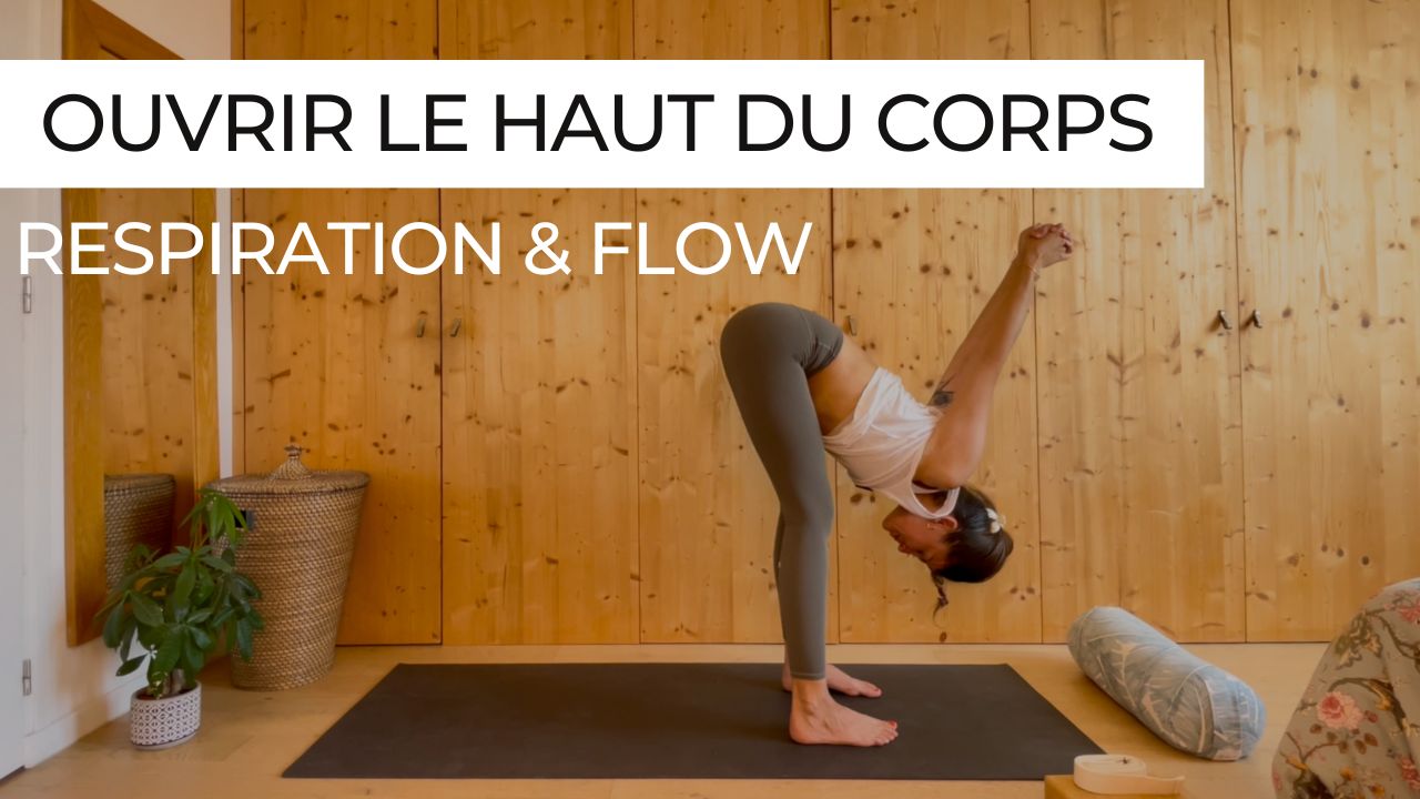 Marie en posture de pince lors d'une séance de respiration et flow intitulée "Ouvrir le haut du corps".