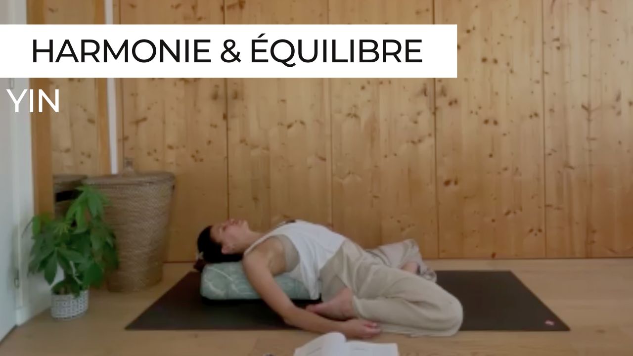 Marie en posture de cerf allongé lors d'une séance de Yin Yoga intitulée "Harmonie et équilibre".