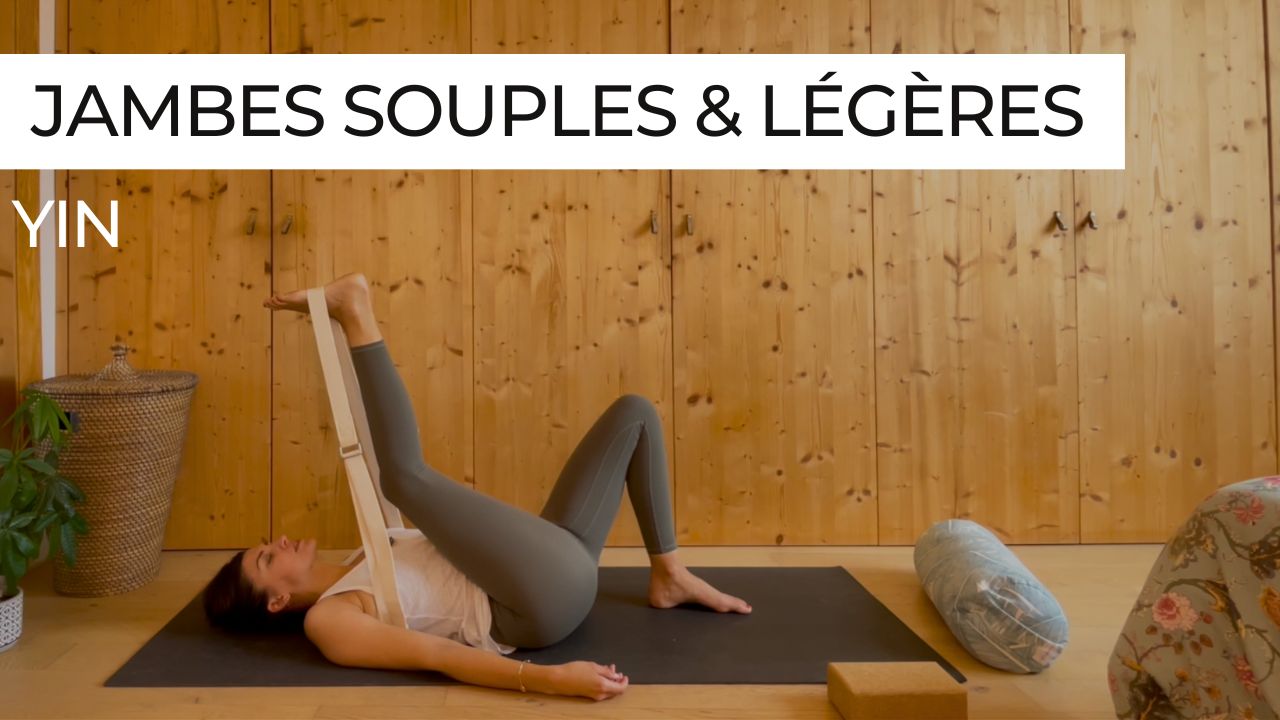 Marie allongée avec une jambe attachée à une sangle lors d'une séance de Yin Yoga intitulée "Jambes souples et légères".