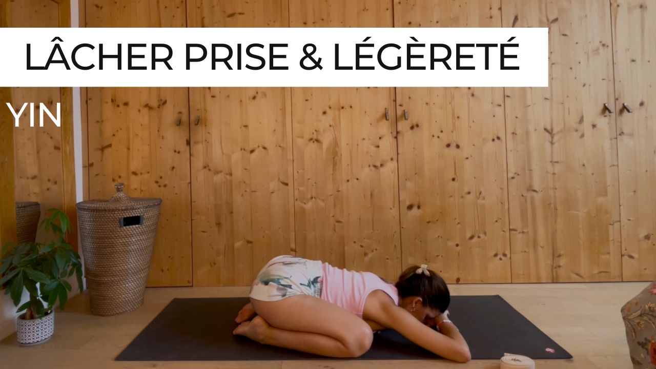 Marie en posture de l'enfant lors d'une séance de Yin Yoga intitulée "Lâcher prise et légèreté".