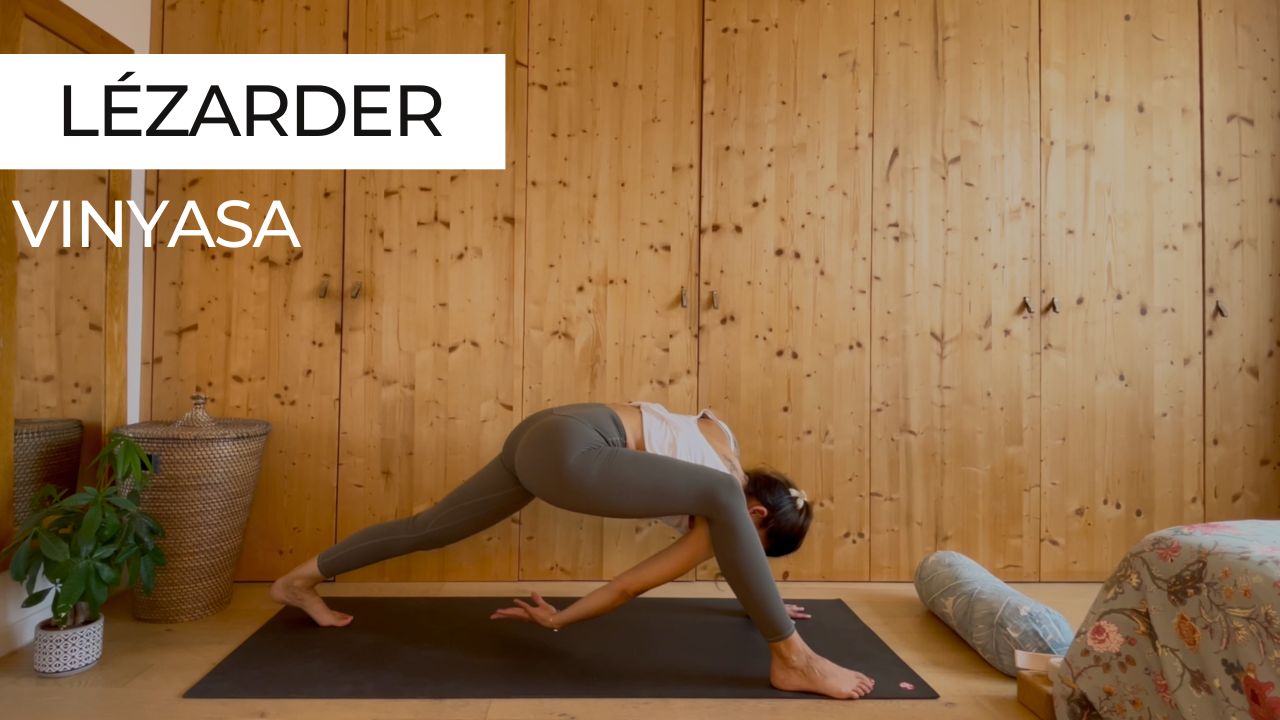 Marie en posture du lézard lors d'une séance de vinyasa intitulée "Lézarder".