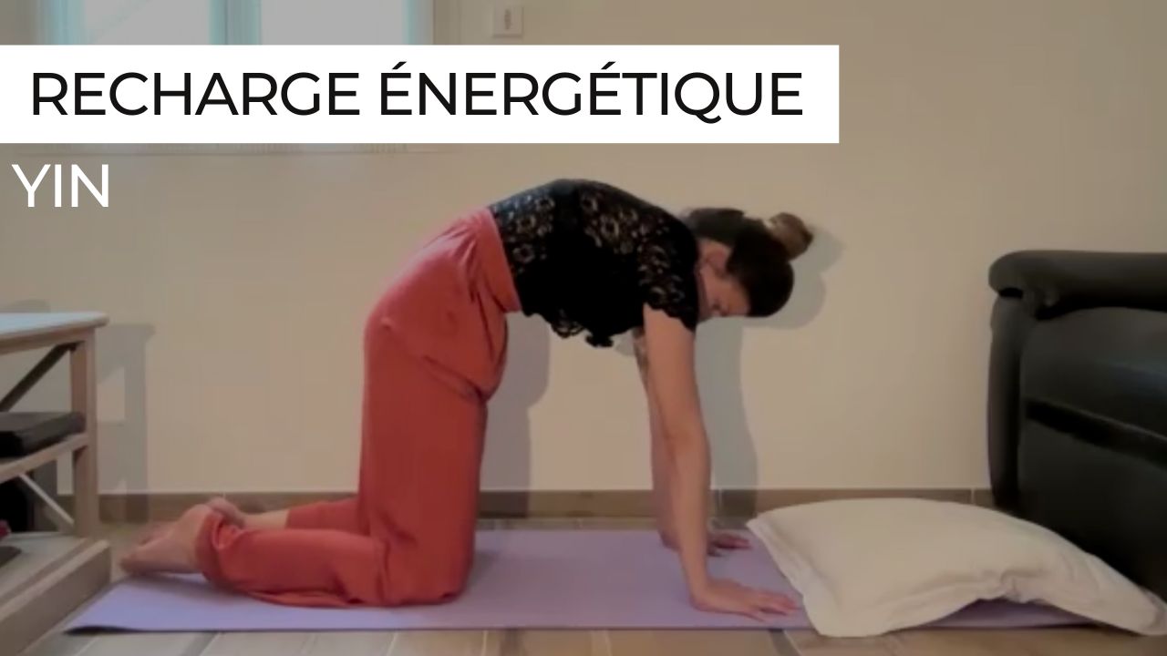 Marie en posture du chat lors d'une séance de Yin Yoga intitulée "Recharge énergétique".