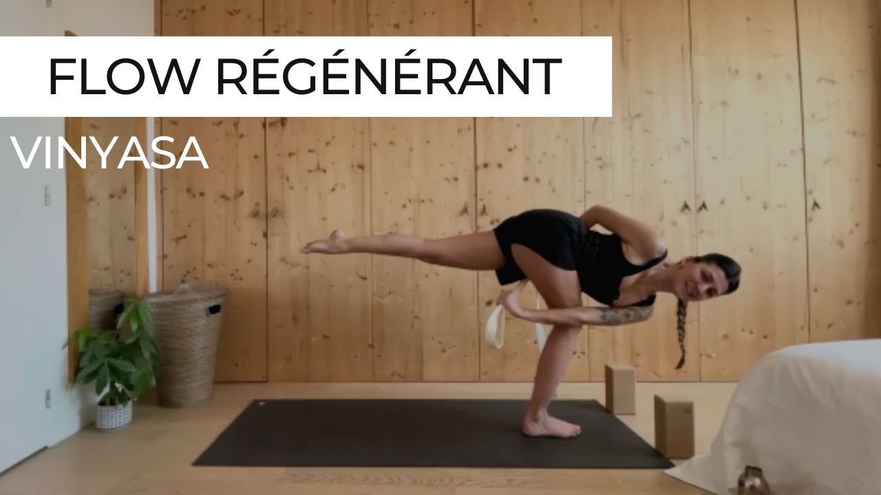 Marie en posture de demi-lune en torsion avec un bind lors d'une séance de vinyasa intitulée "Flow régénérant".