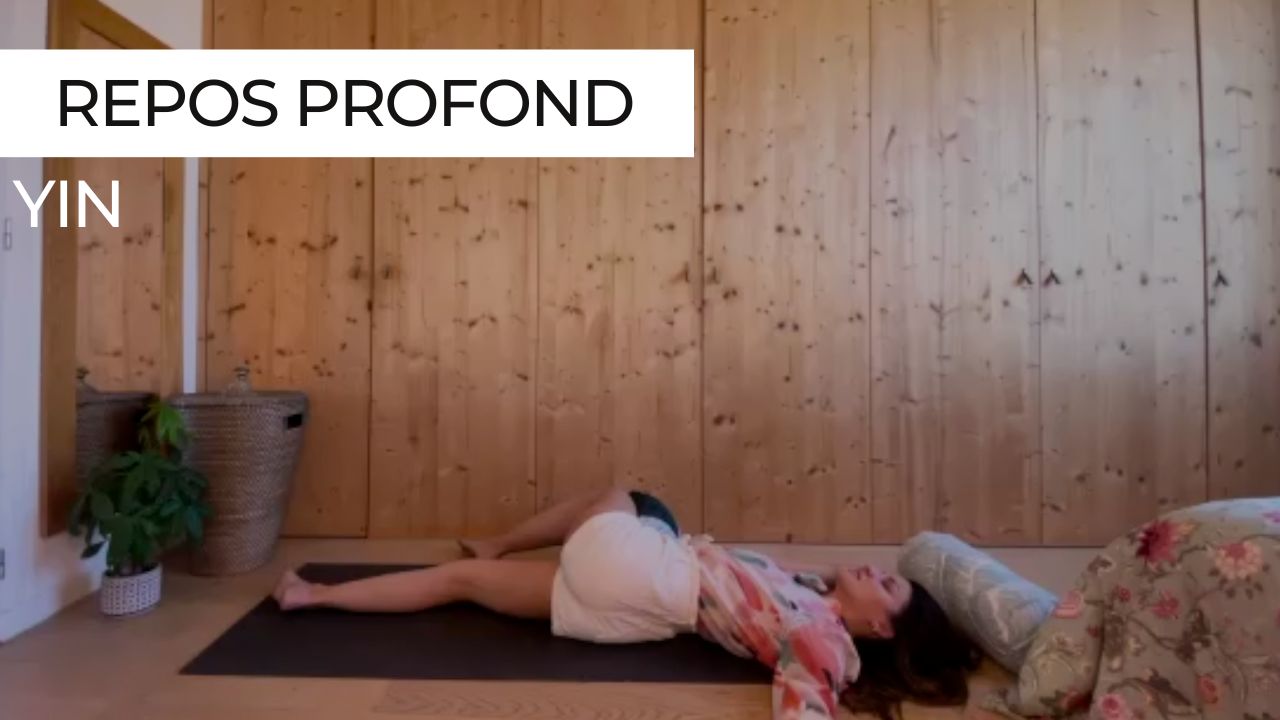 Marie en posture de torsion allongée lors d'une séance de Yin Yoga intitulée "Repos profond".