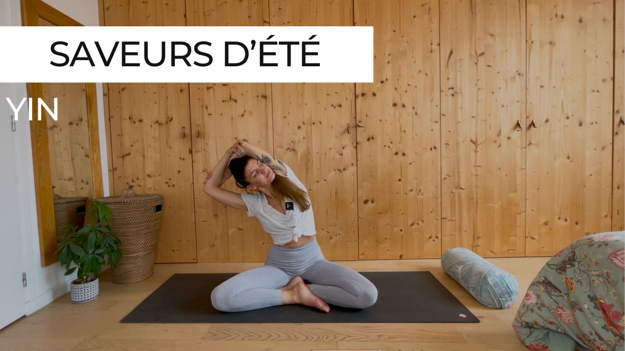 Marie en posture de tailleur, étirant son dos en flexion latérale lors d'une séance de Yin Yoga intitulée "Saveurs d'été".