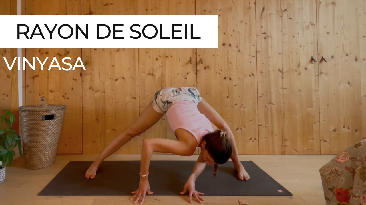 Marie en posture de Prasarita Padottanasana lors d'une séance de vinyasa intitulée "Rayon de soleil".