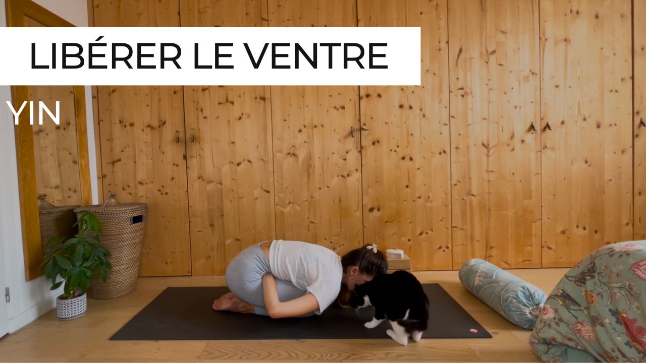 Marie en posture de l'enfant lors d'une séance de Yin Yoga intitulée "Libérer le ventre".