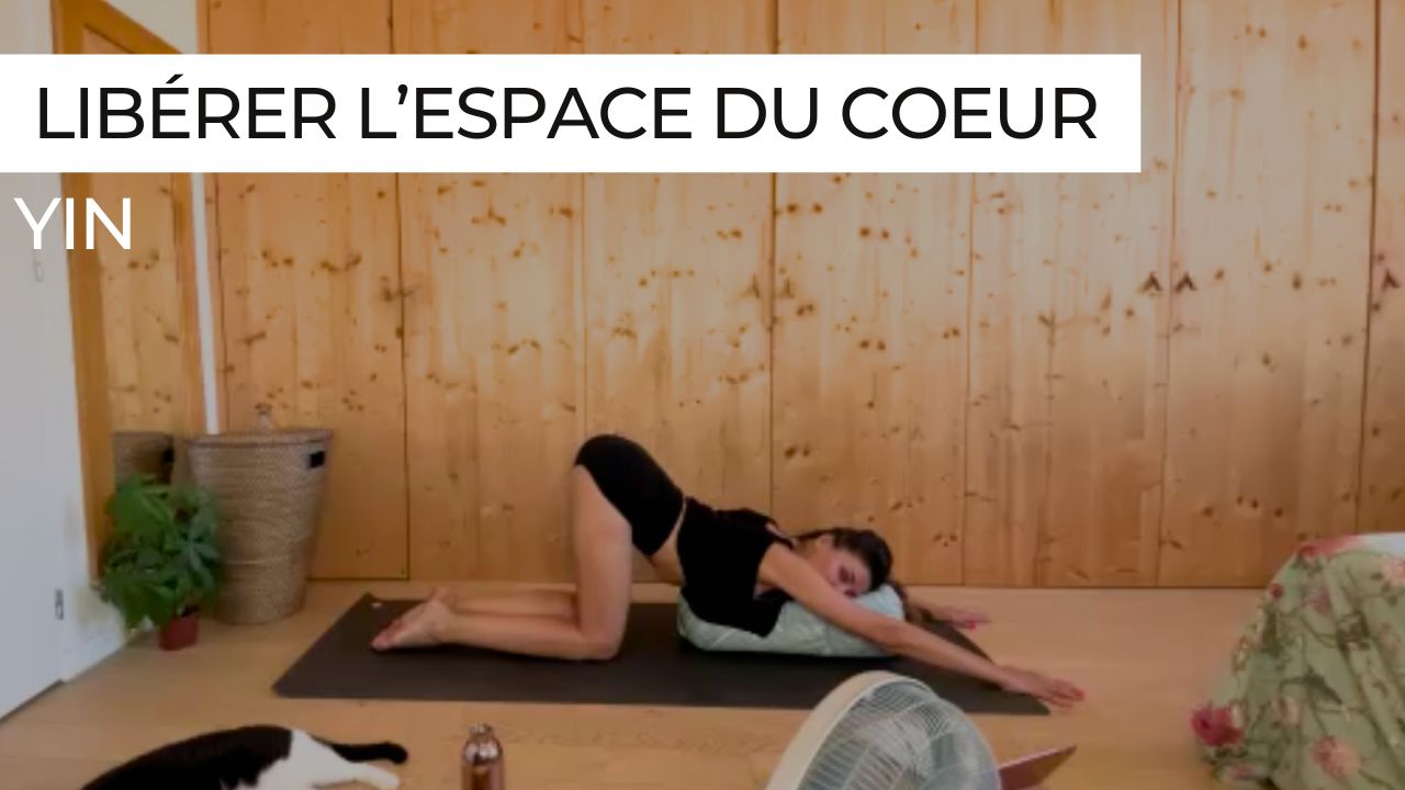Marie en posture d'anahatasana lors d'une séance de Yin Yoga intitulée "Libérer l'espace du cœur".
