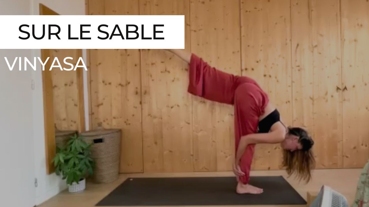 Marie en posture de standing split lors d'une séance de vinyasa intitulée "Sur le sable".