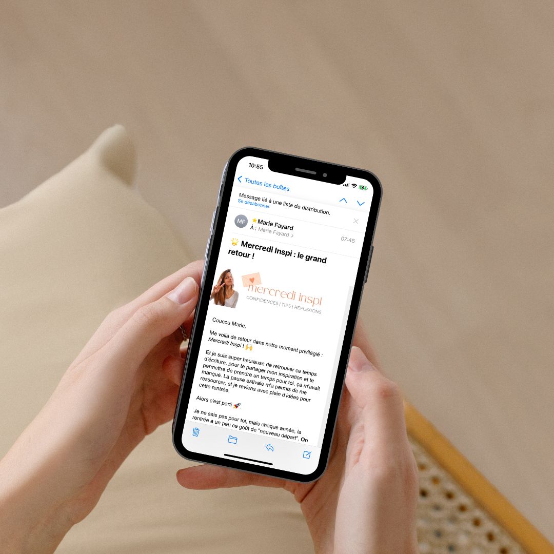 Téléphone affichant un e-mail de Marie Fayard Yoga, illustrant l'inscription à la newsletter.