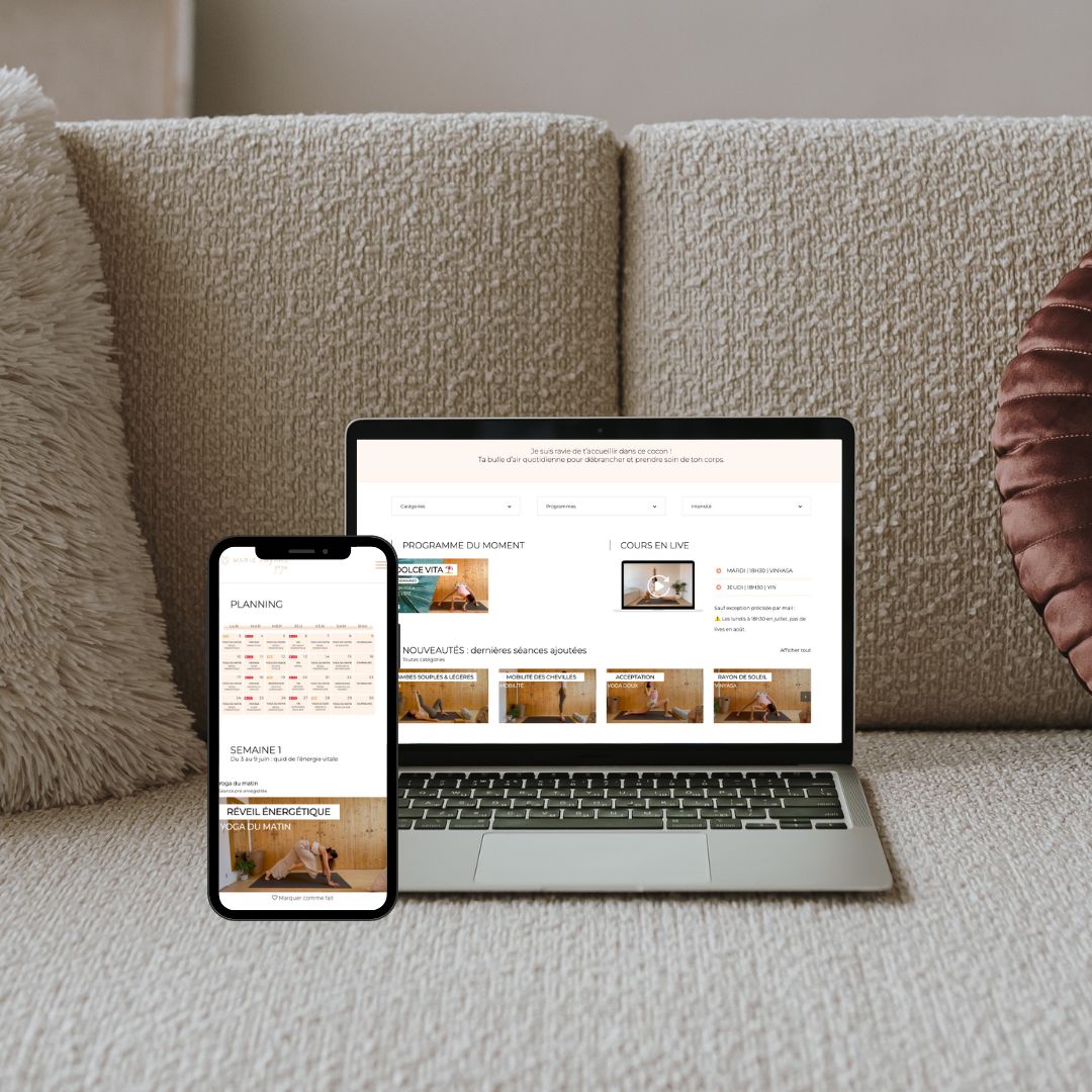 Ordinateur et téléphone affichant le studio en ligne de yoga pour illustrer l'inscription à un challenge de 7 jours de yoga gratuit.