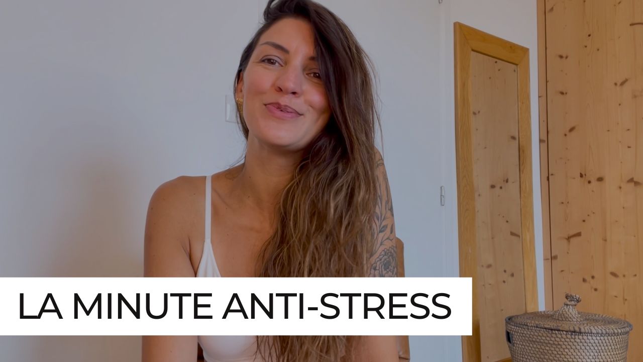 Marie parlant lors d'une séance courte de yoga anti-stress.