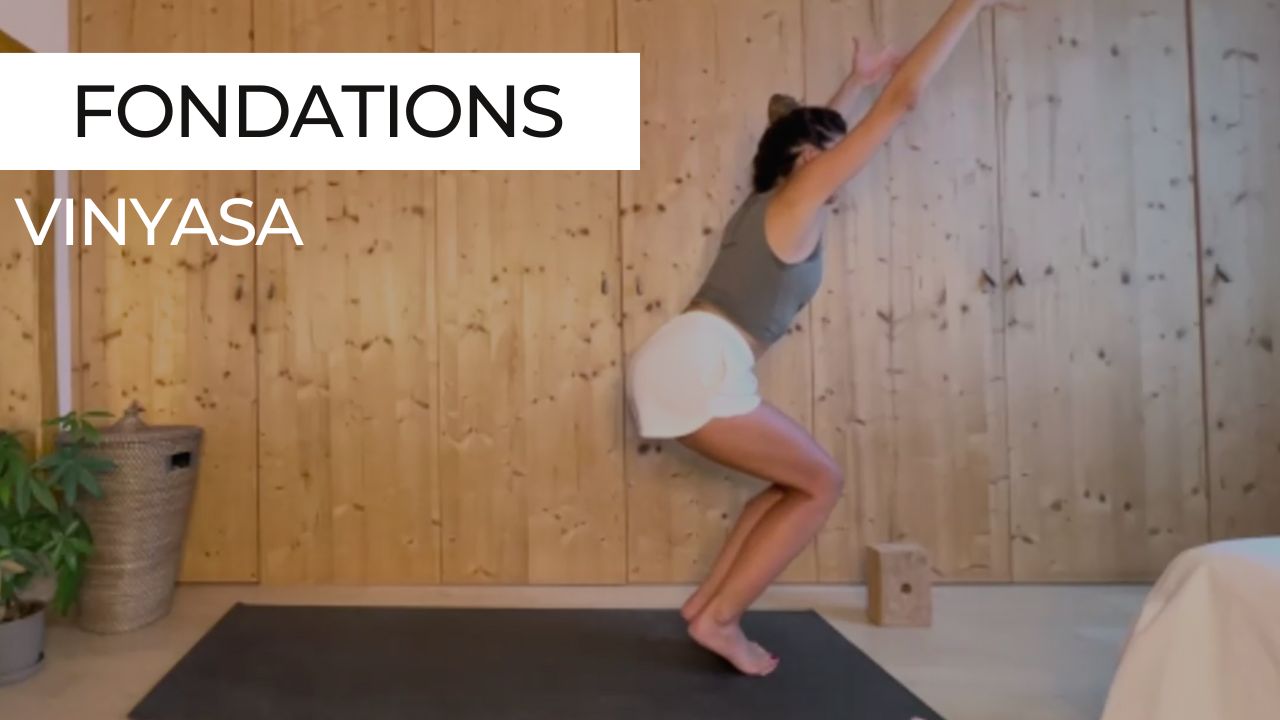 Marie en posture de chaise lors d'une séance de vinyasa yoga axée sur les fondations.
