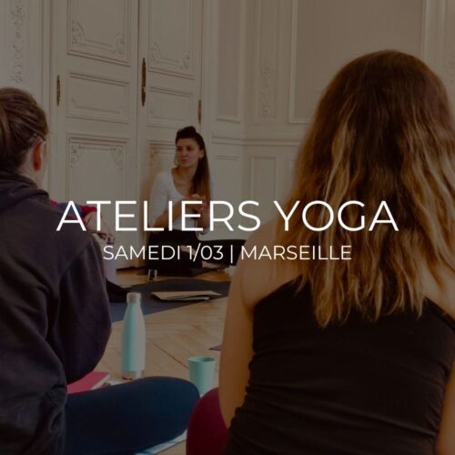Marie guidant un groupe lors d’ateliers de yoga à Marseille, illustrant des moments de partage et d’apprentissage.