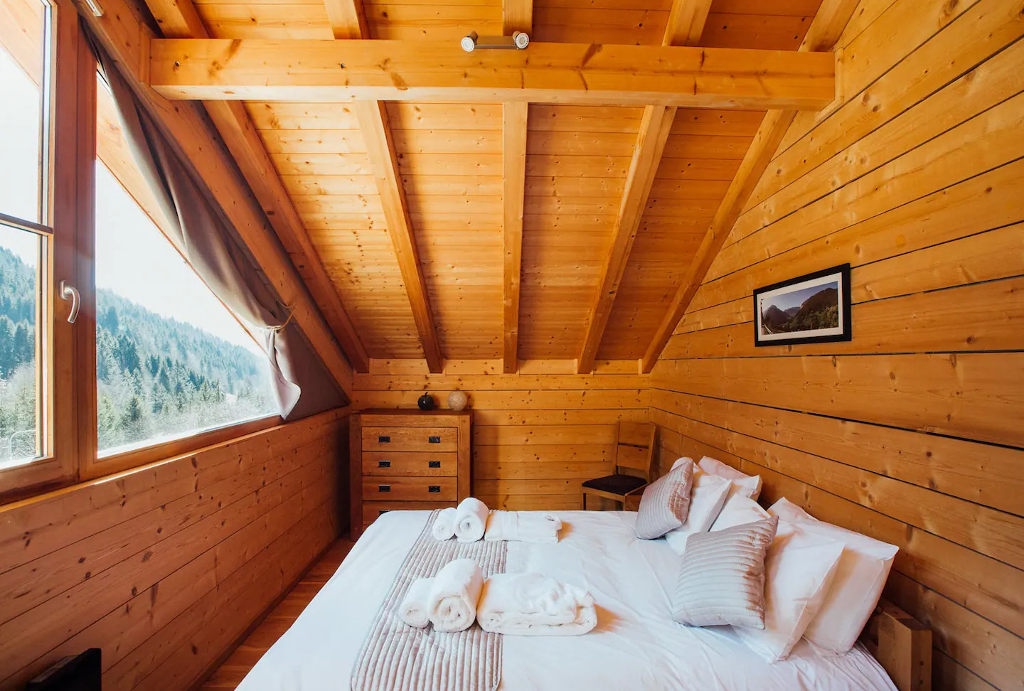 retraite yoga montagne chambre jaune 1 Vue d'une chambre du chalet illustrant l’espace de repos pour la page de retraite yoga.