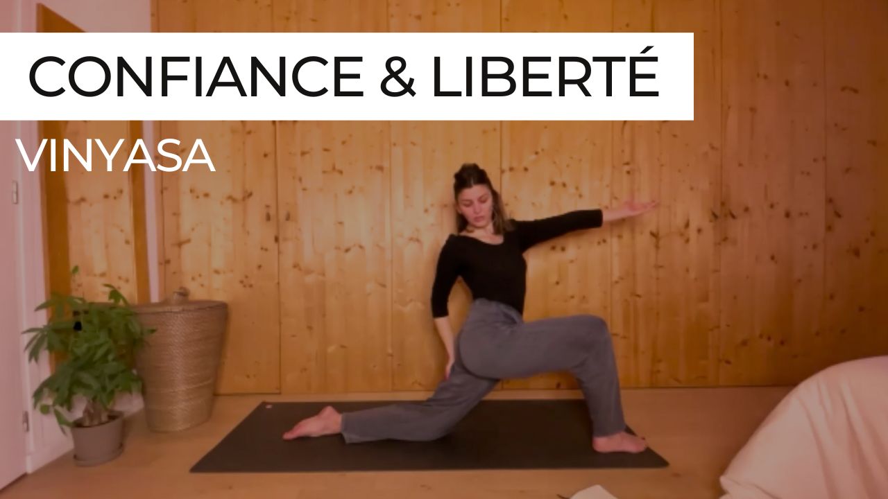 Marie en posture dynamique dans la séance Vinyasa 'Confiance et Liberté'. Un flow puissant pour renforcer l’ancrage et se sentir libre dans son corps.