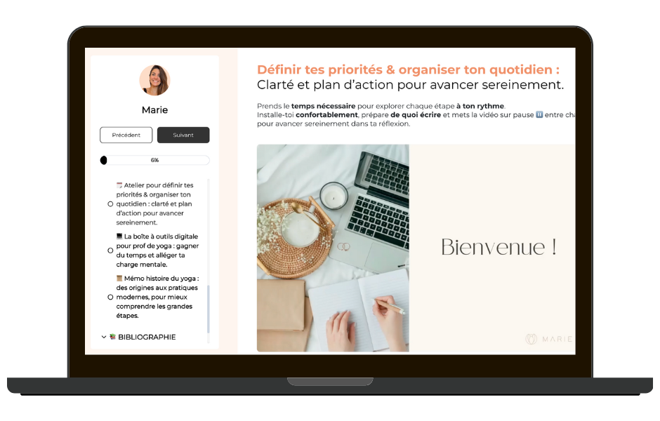 Bonus Organisation – Formation Yoga Next Step Ordinateur portable affichant le bonus "Organisation" de la formation Yoga Next Step pour professeurs de yoga