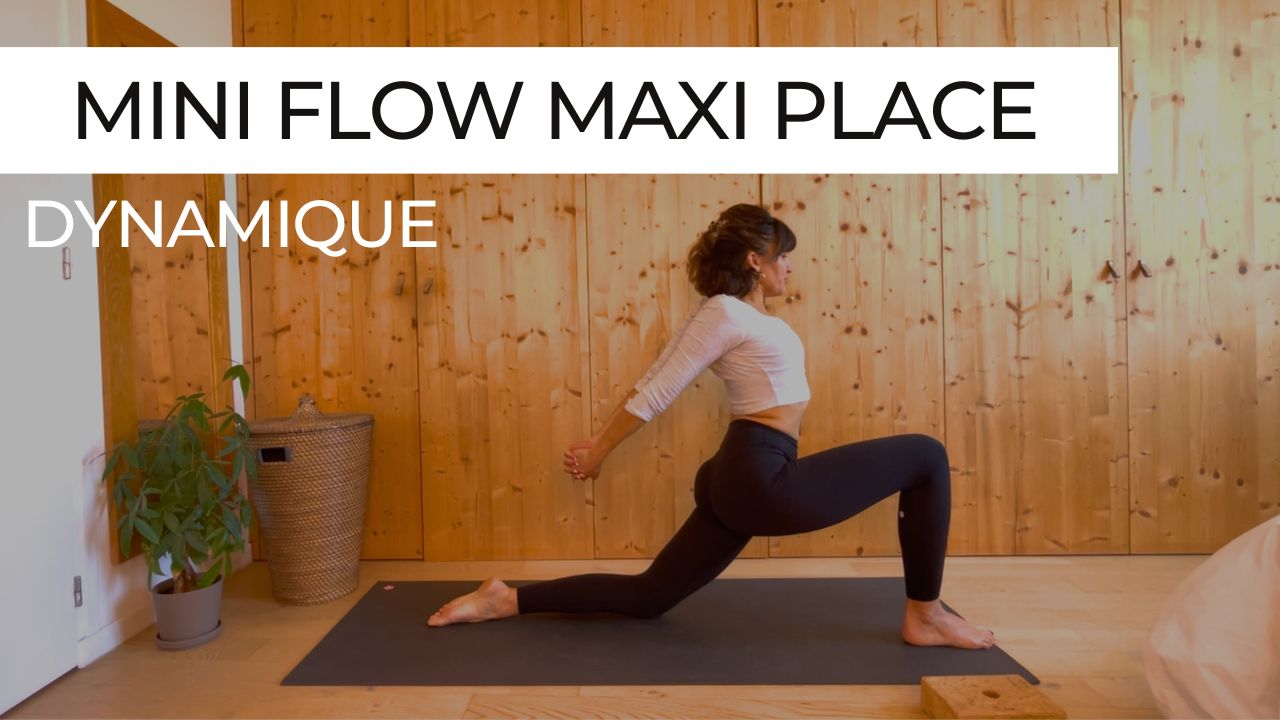 Marie dans la séance de yoga courte 'Mini Flow, Maxi Place'. Un flow express pour délier le corps et libérer l’espace intérieur.