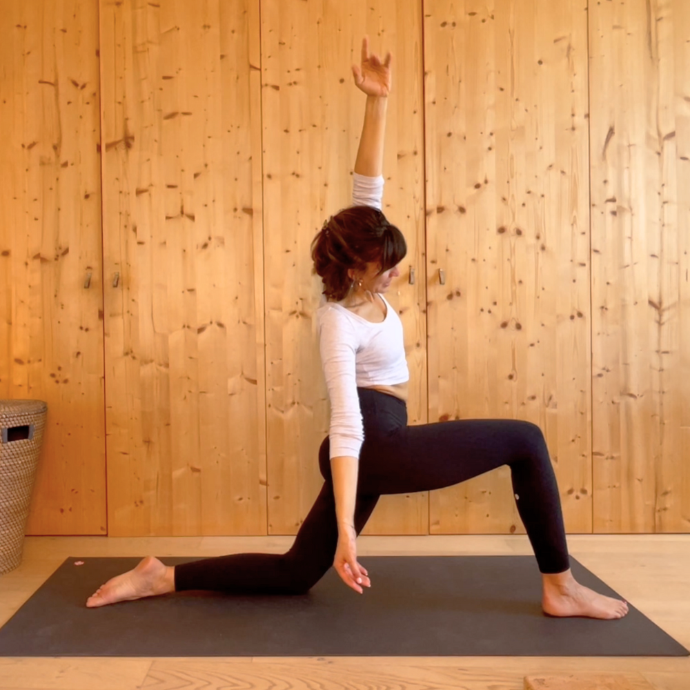 Marie Fayard donne un cours de yoga en ligne depuis son tapis, dans un espace chaleureux