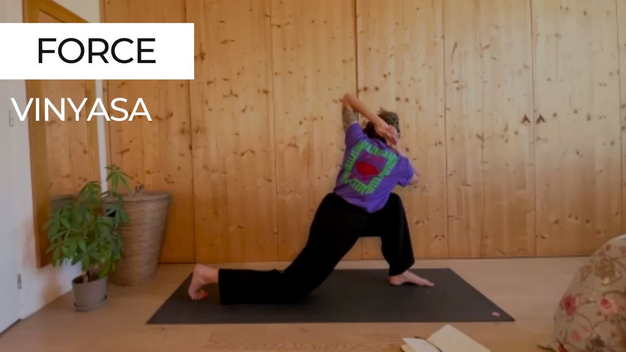 Femme en posture dynamique de yoga vinyasa, ancrée et puissante