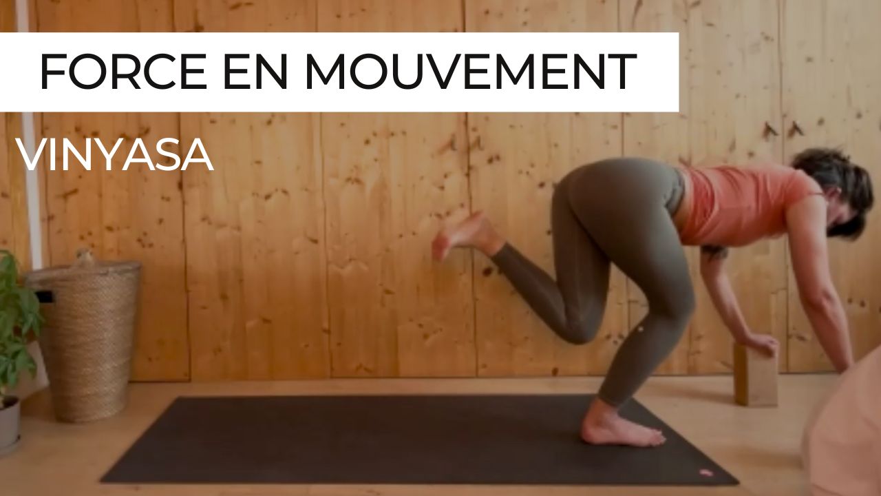 Marie en posture dynamique dans la séance 'Force en mouvement'. Un Vinyasa pour renforcer le corps dans le mouvement, sans tension ni rigidité.