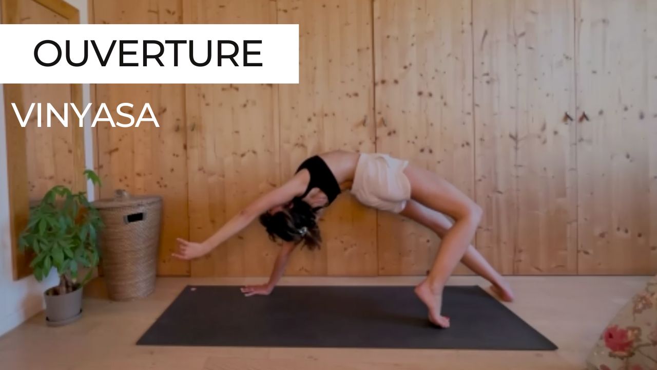 Marie en posture de Vinyasa Yoga dans la séance 'Ouverture'. Un flow fluide pour ouvrir le cœur, le souffle et le corps avec douceur.