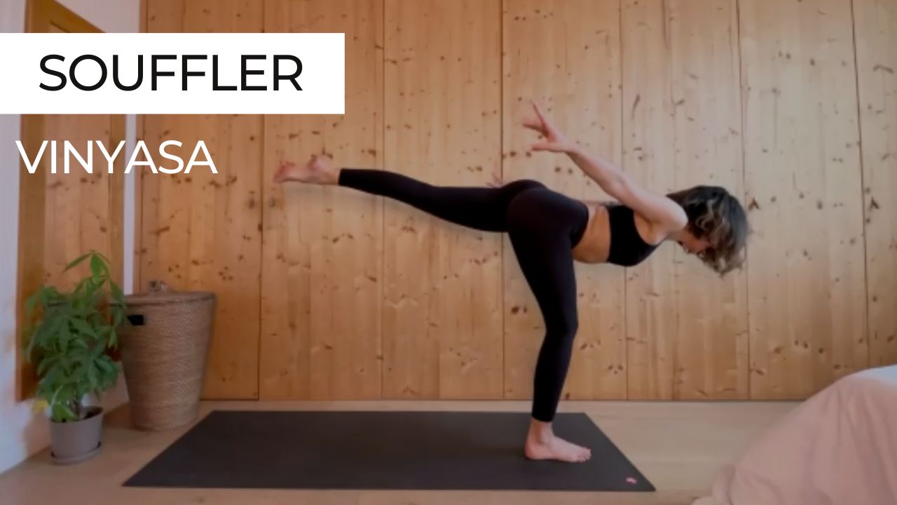 Marie en posture de Vinyasa Yoga dans la séance 'Souffler'. Une pratique fluide pour se défouler et vider la tête par le mouvement.