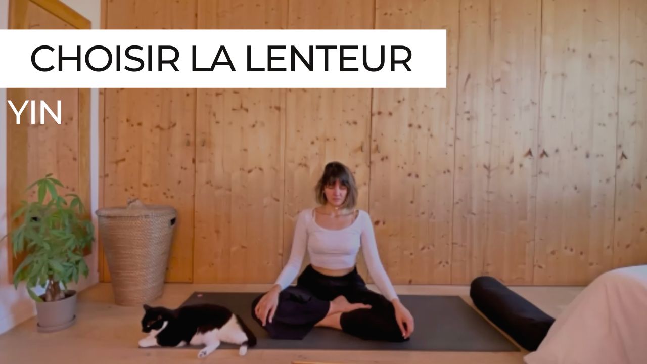 Marie en posture de Yin Yoga dans la séance 'Choisir la lenteur'. Une pratique douce pour ralentir, se déposer et se reconnecter à l’essentiel.