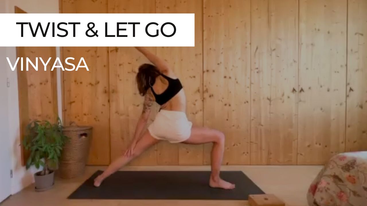 Femme en posture de torsion debout dans une séance de vinyasa fluide