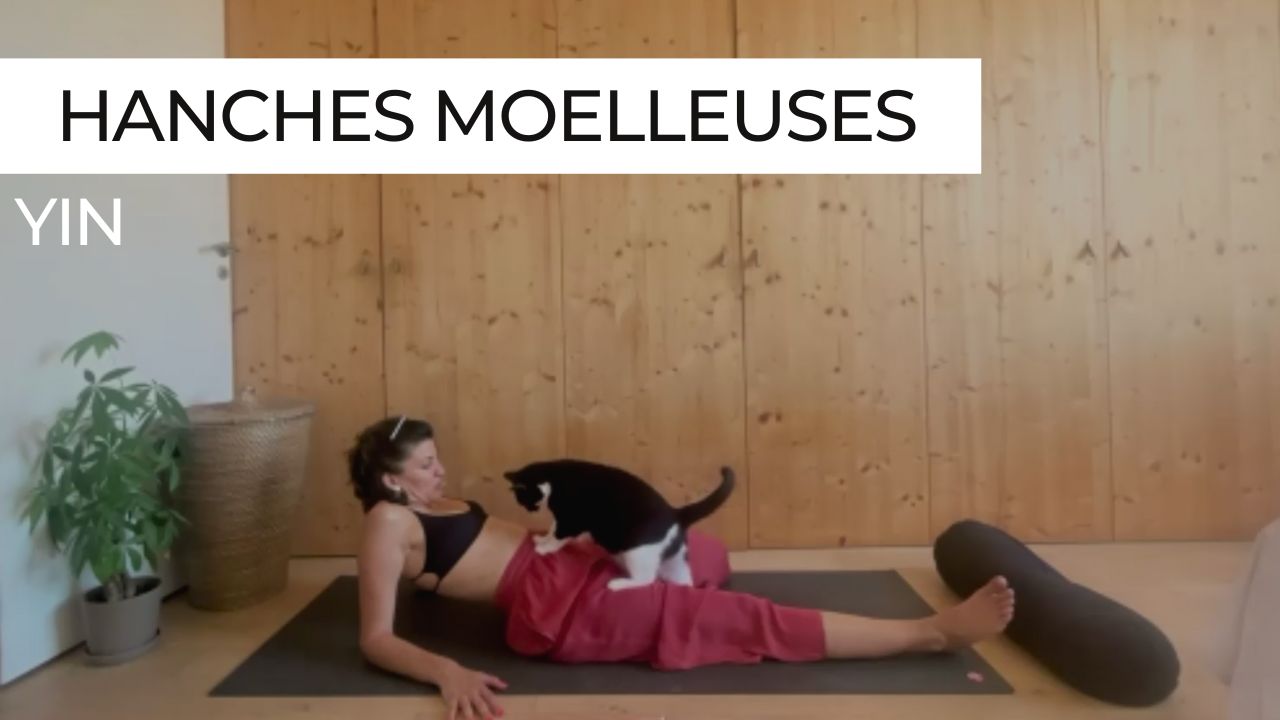 Femme en posture de yin yoga ciblant l’ouverture des hanches, dans une atmosphère douce et détendue