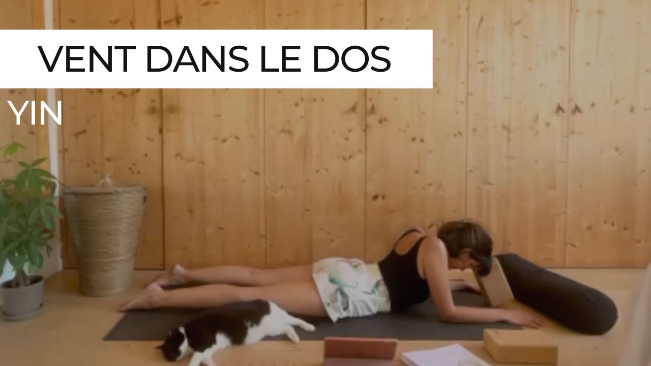Posture de yin yoga au sol, ambiance calme et soutenante