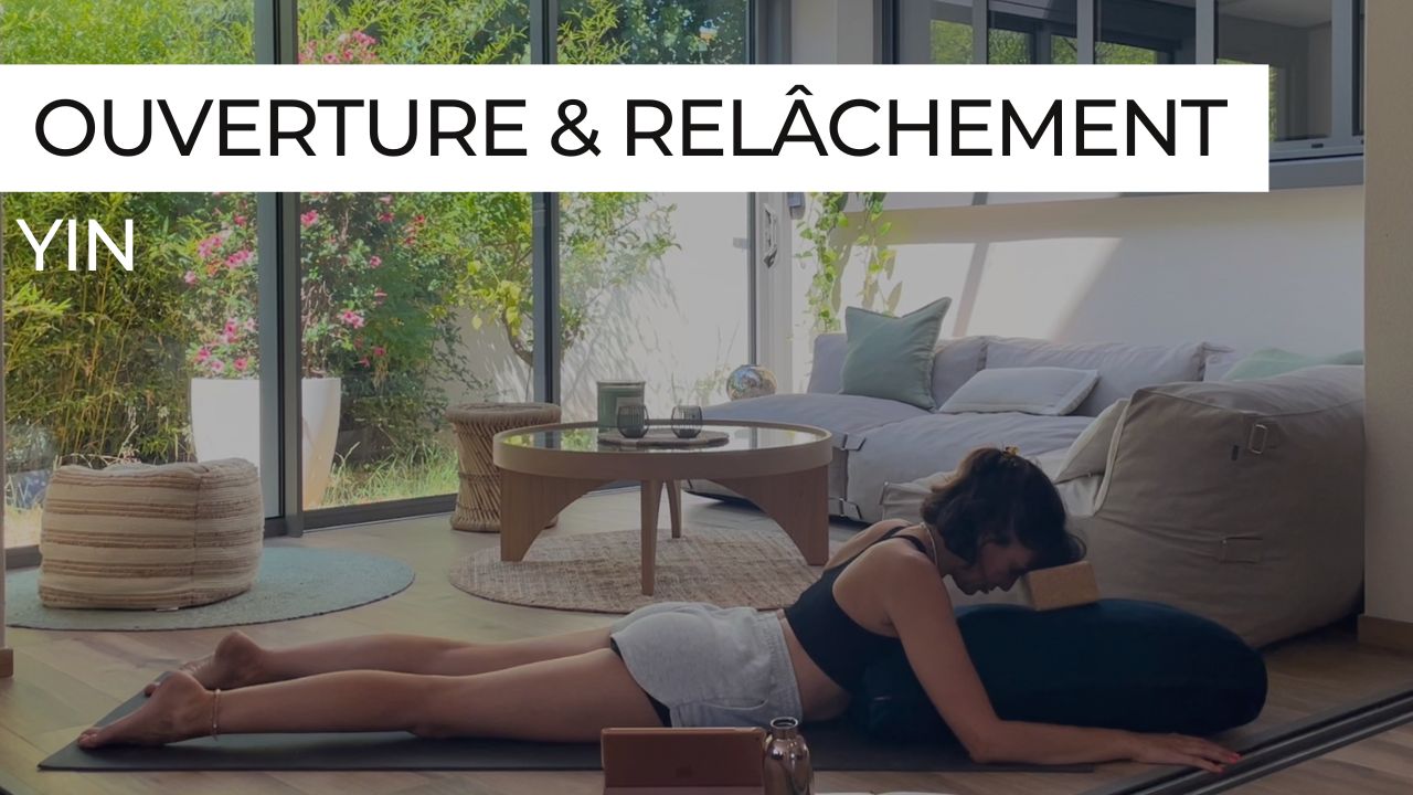 Posture de yin yoga au sol, avec ouverture du haut du corps et ambiance calme
