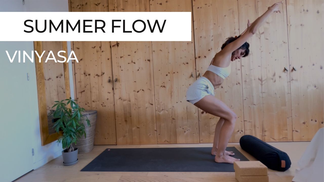 Posture de yoga fluide et ouverte, illustrant un flow joyeux et estival