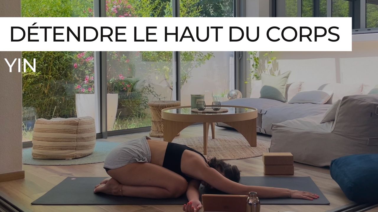 Femme en posture de yin yoga allongée ou assise, ciblant les épaules, la nuque et le haut du dos