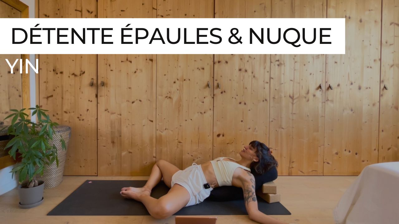 Posture de yin yoga ciblant les épaules et la nuque, dans une ambiance calme et cocooning