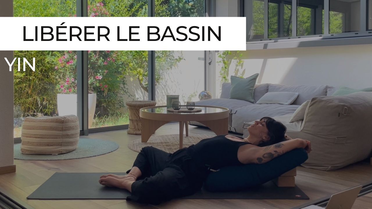 Femme en posture de yin yoga au sol, axée sur l’ouverture douce du bassin
