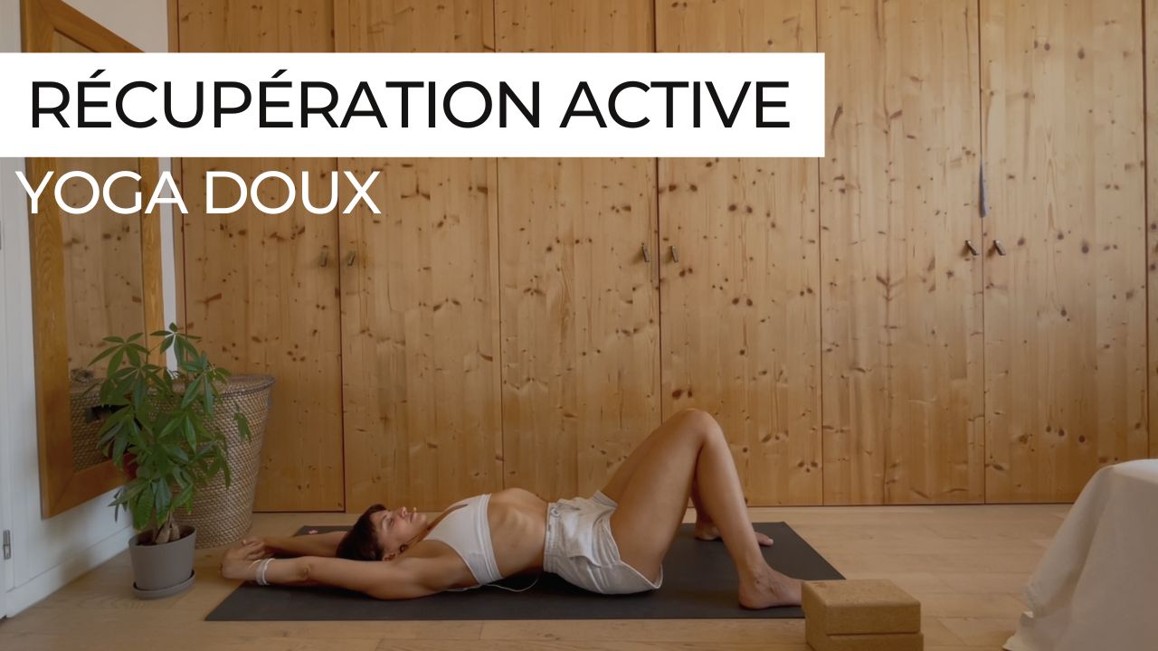 Posture douce de yoga au sol, visant à détendre et mobiliser le corps en douceur