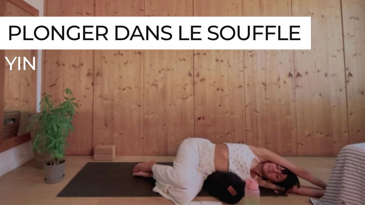 Posture de yin yoga au sol, pratiquée dans une ambiance calme, axée sur la respiration profonde