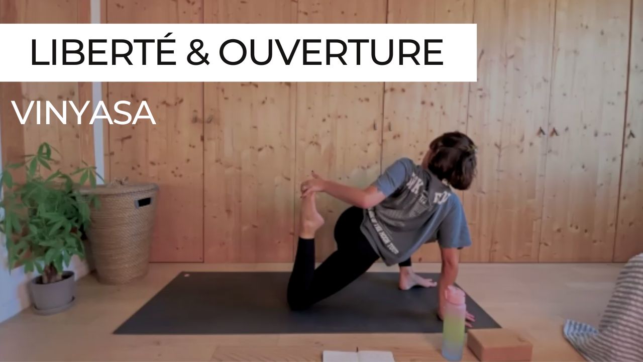Posture de yoga d’ouverture du cœur ou des hanches dans un flow fluide, exprimant l’aisance et la liberté
