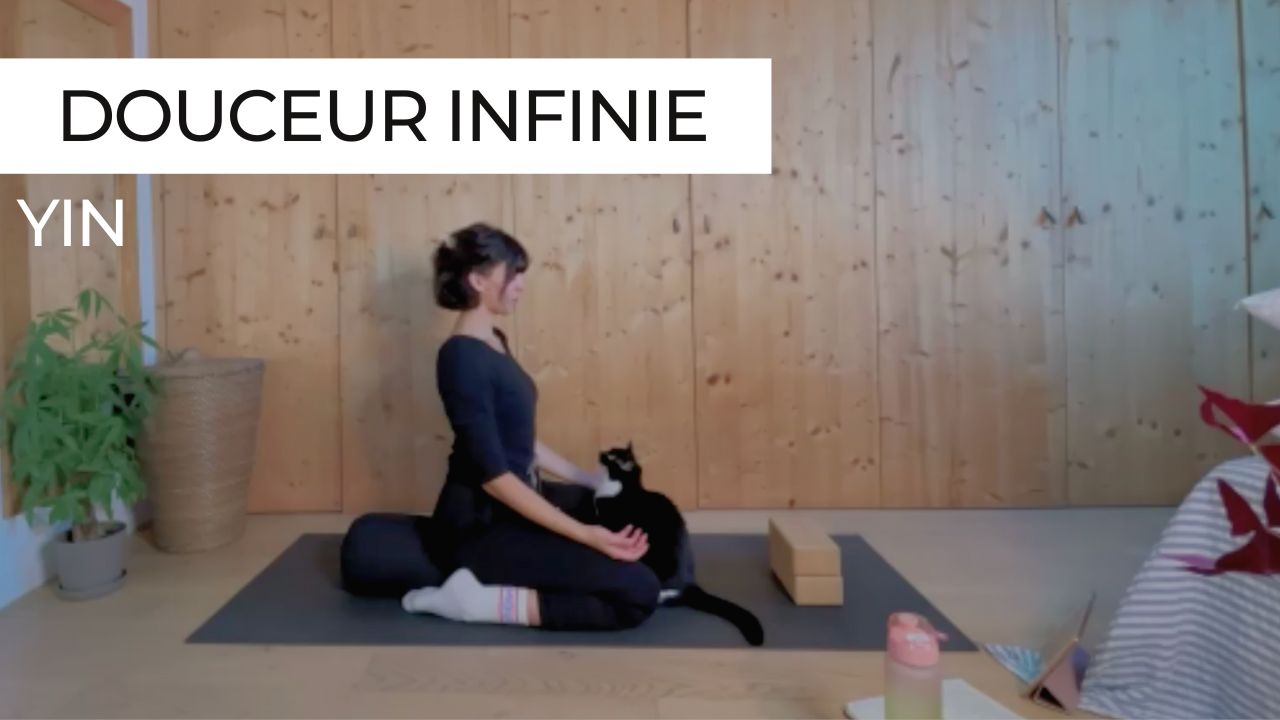 Posture de yin yoga au sol, ambiance cocooning et paisible, illustrant un moment de douceur profonde