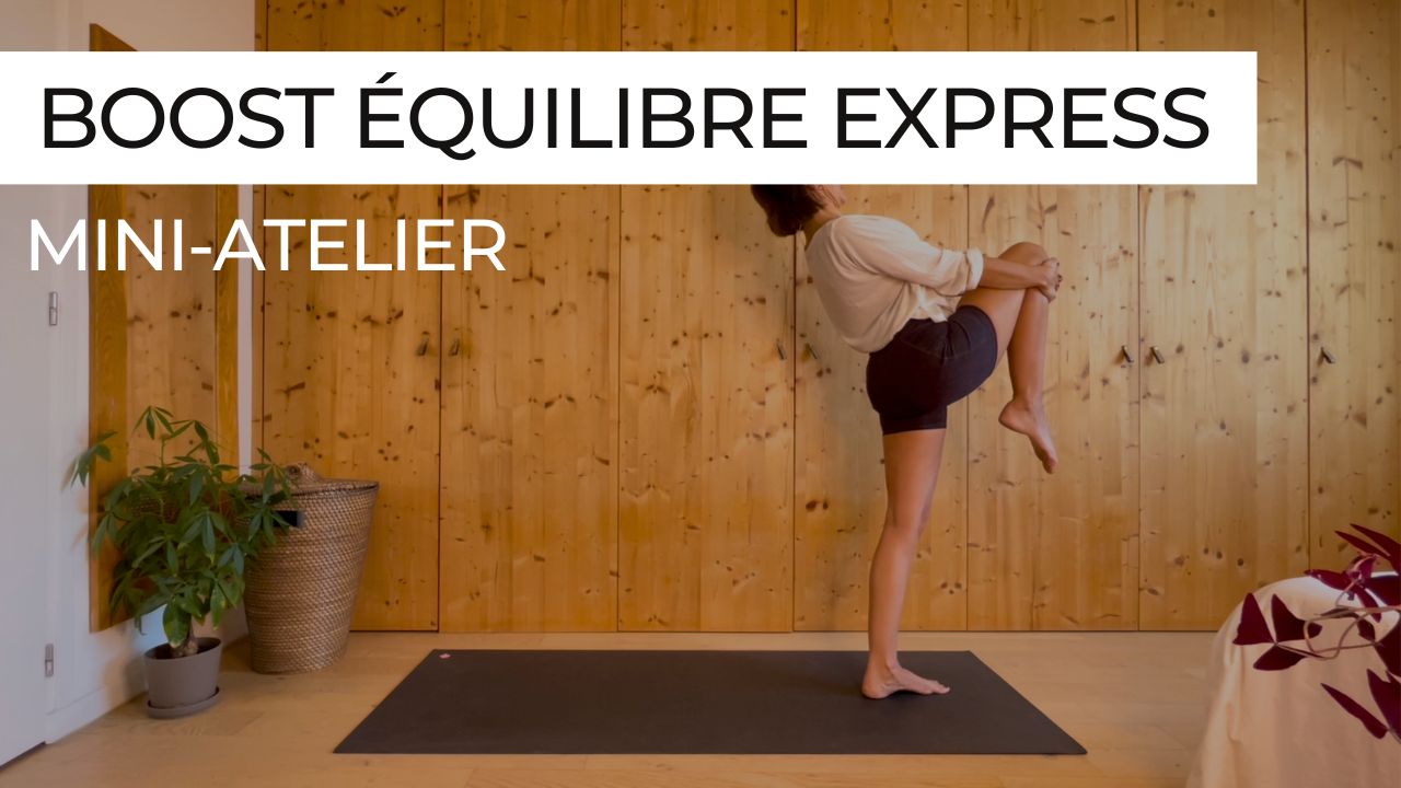 Image d’un mini atelier de yoga en ligne dédié à l’équilibre, avec une pratiquante concentrée en posture debout sur un pied