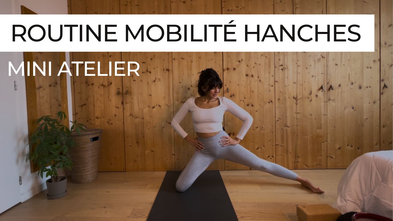 Pratiquante en posture au sol, illustrant une routine de mobilité pour progresser vers le grand écart facial (middle split) en douceur