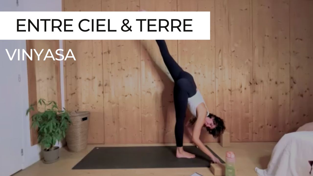 Posture de yoga debout sur un pied, illustrant un vinyasa d’équilibre entre ancrage au sol et élévation