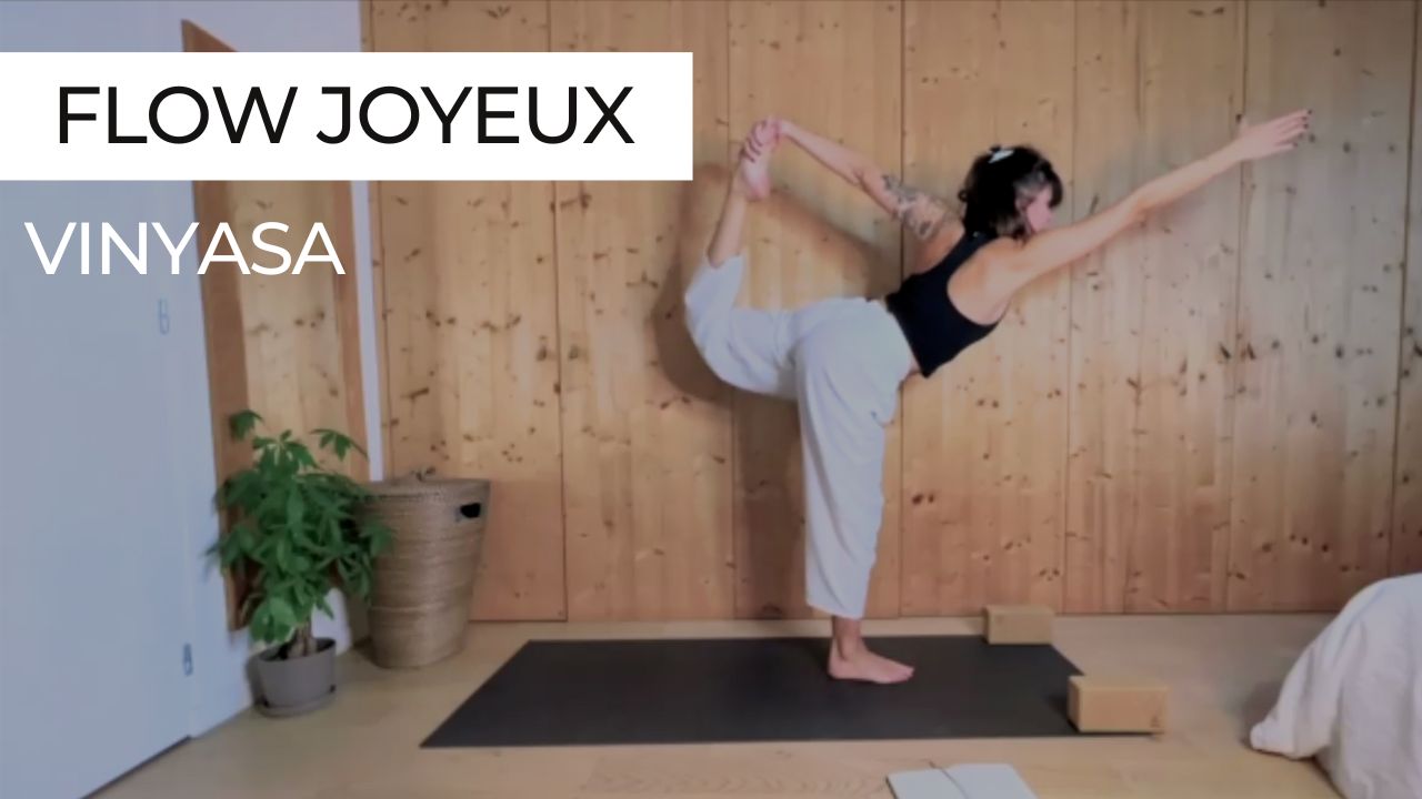 Posture de yoga dynamique dans un enchaînement fluide et joyeux, illustrant l’énergie positive du mouvement