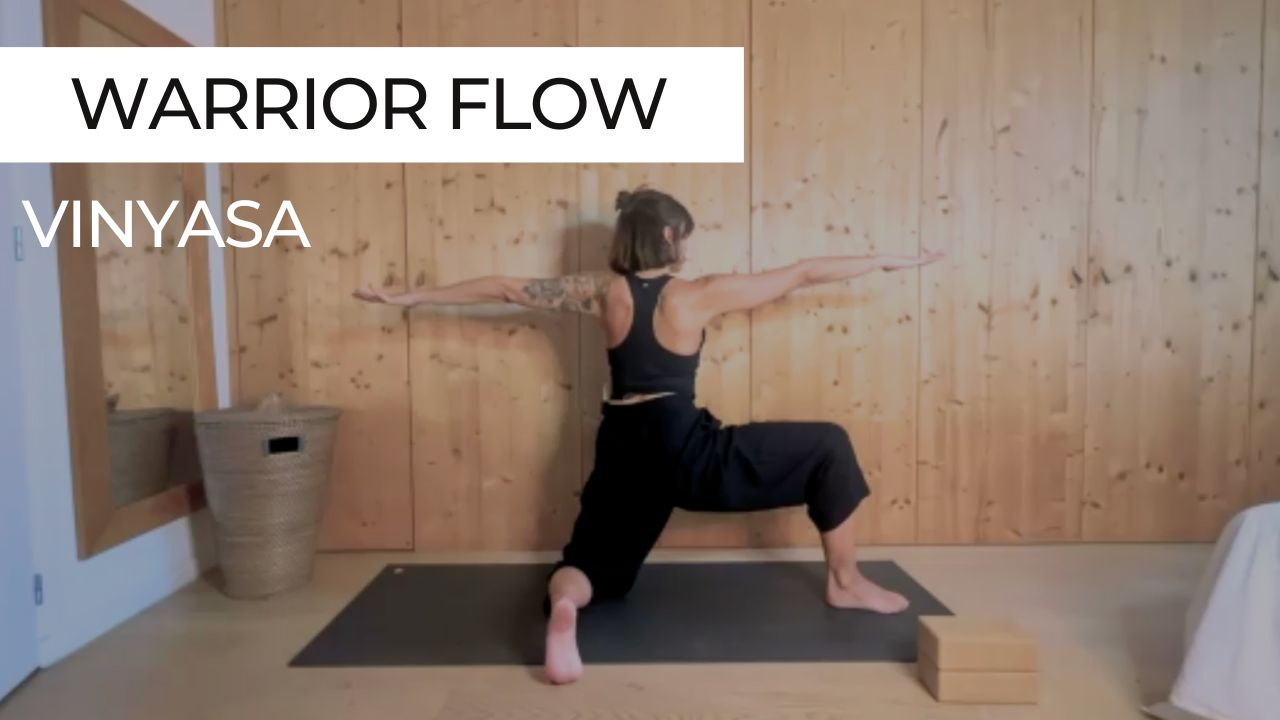 Pratiquante de yoga en posture de guerrier, illustrant un vinyasa fluide et engagé autour des postures de force et d’ancrage