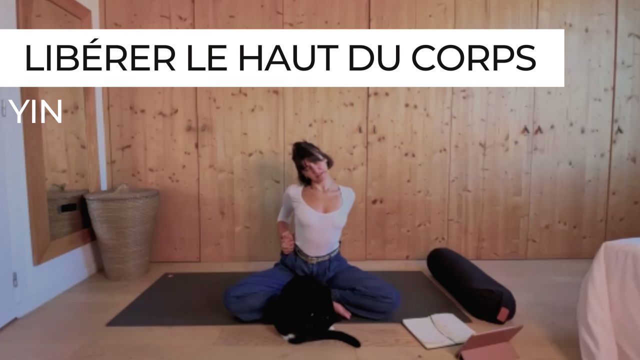 Posture de yin yoga axée sur le relâchement des épaules, de la nuque et du haut du dos