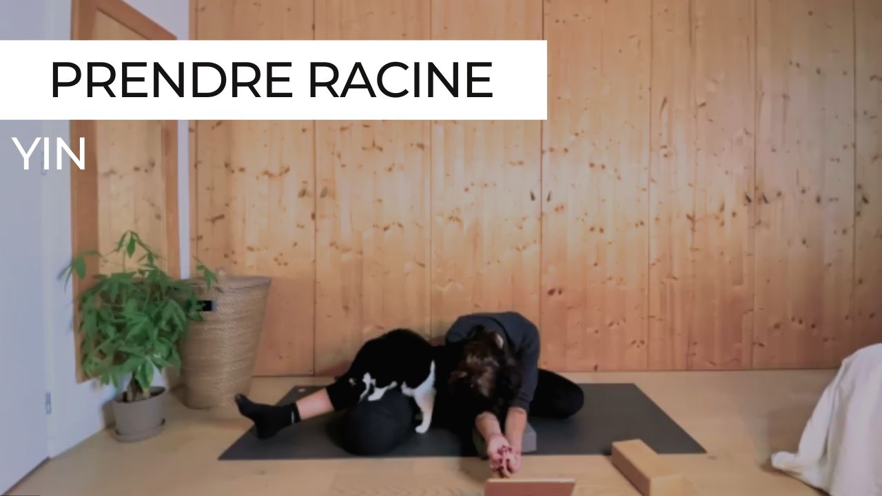 Pratiquante en posture de yin yoga au sol, illustrant une séance lente et apaisante pour s’ancrer et se recentrer