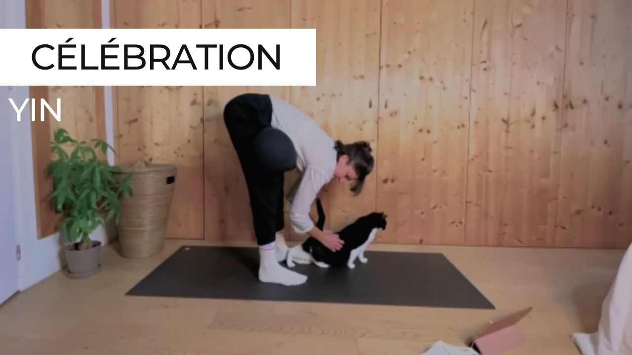 Posture de yin yoga douce et apaisante illustrant une séance de célébration intérieure