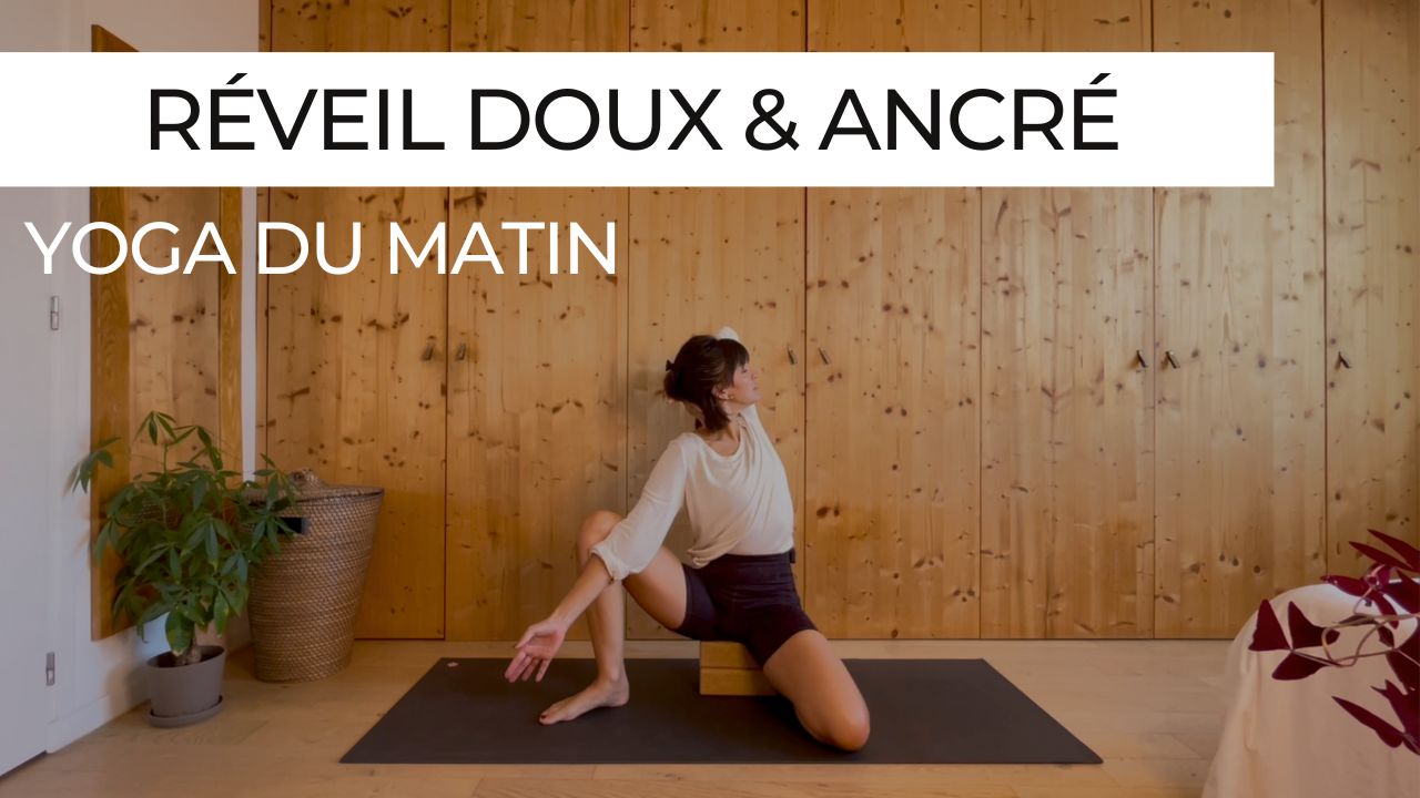 Pratiquante de yoga dans une posture fluide au sol, illustrant une séance matinale douce pour réveiller le corps et s’ancrer
