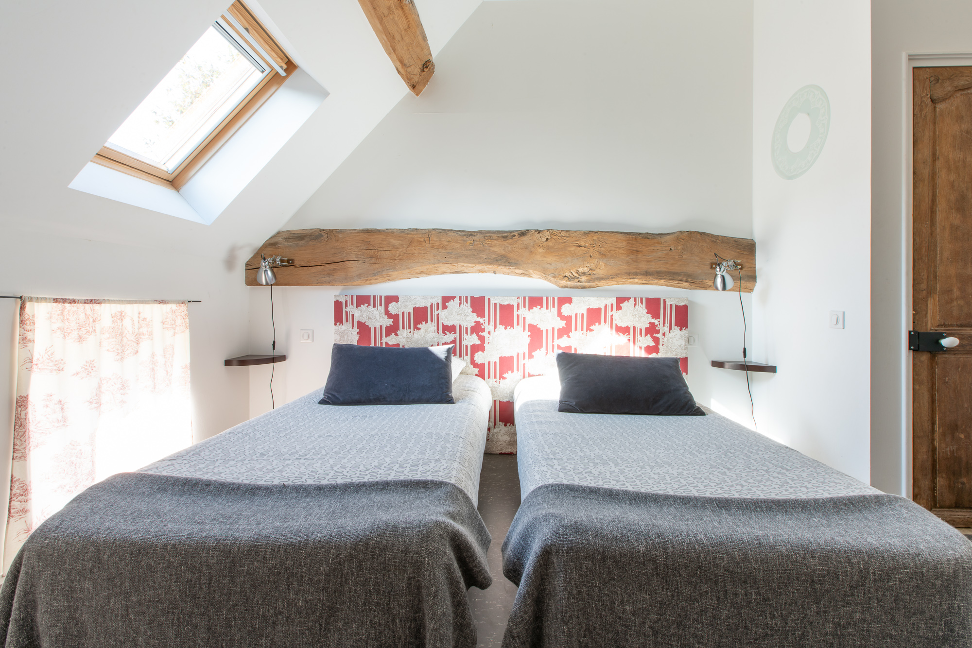 Chambre cosy de la retraite de yoga en Bourgogne : lit confortable, linge doux, lumière tamisée